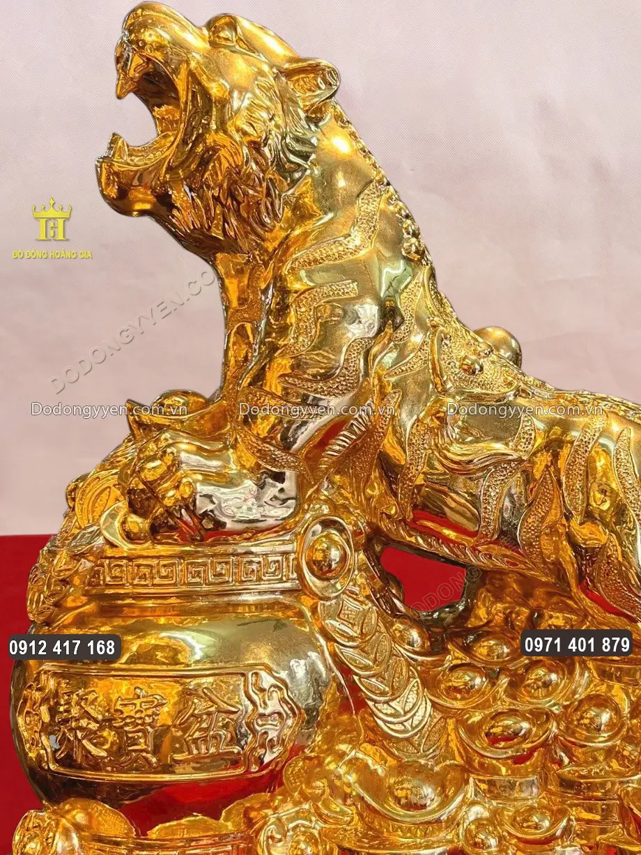 Linh vật Hổ &ocirc;m hũ v&agrave;ng